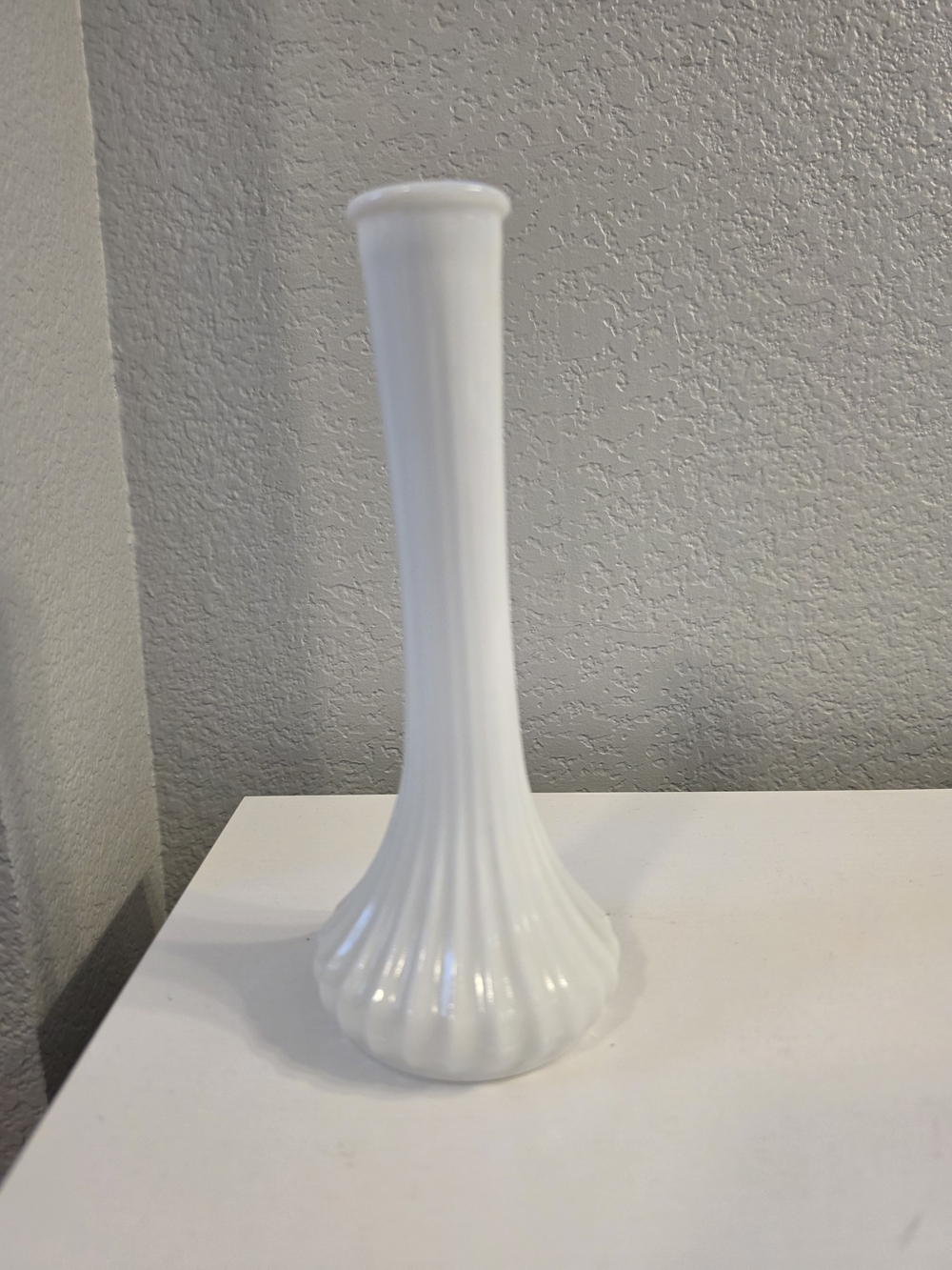 Elegant White Ribbed Ceramic Bud Vase - Modern Accent